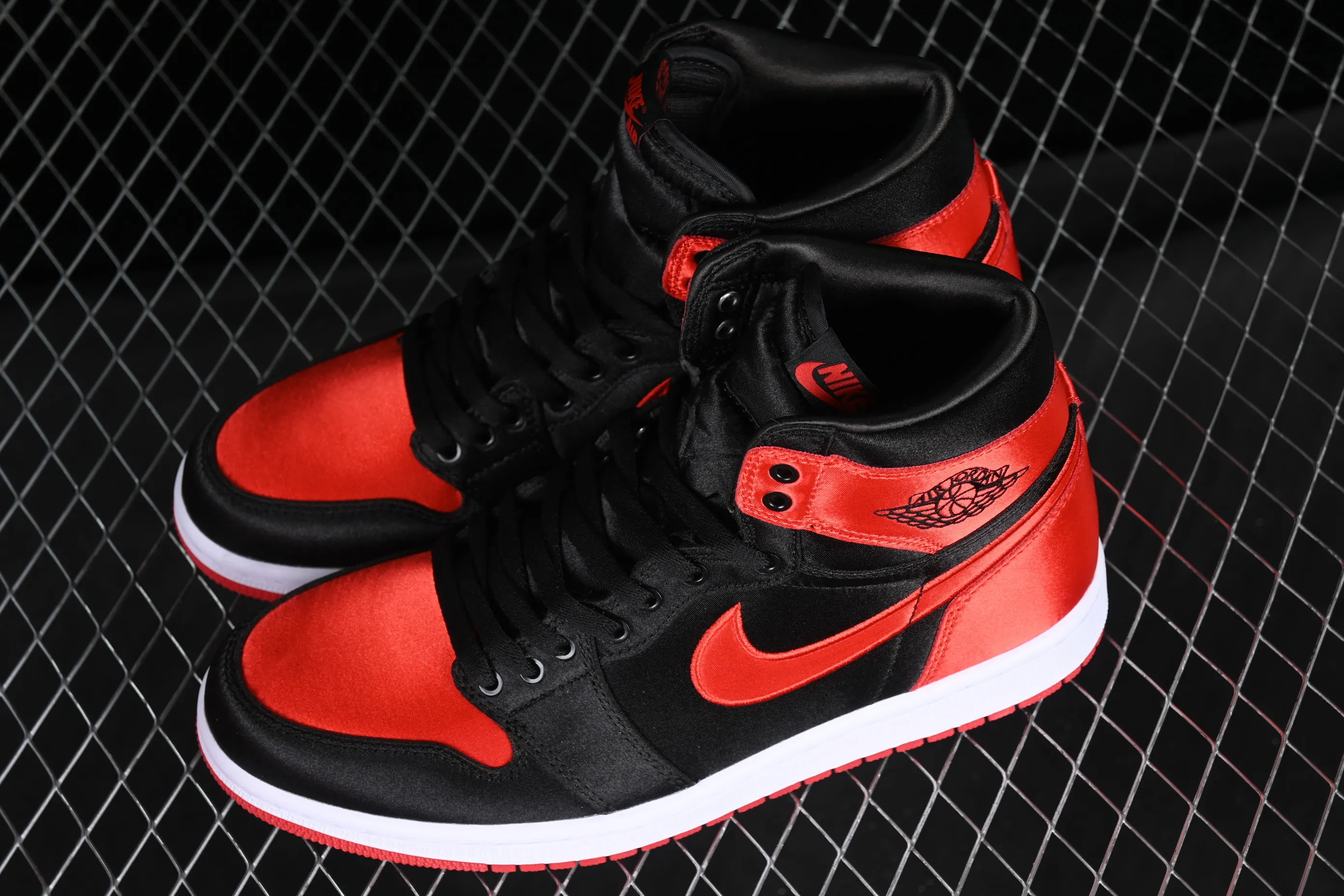 All Categories Air Jordan Jordan Series Basketball Shoes Air Jordan 1 High L Version Air Jordan 1 High OG "Satin Bred" AJ1 Joe 1 Silk Forbidden Wear FD4810-061
